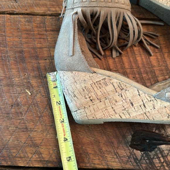 Cute fringe Minnetonka fringe wedge cork sandals. Size 7 - Picture 5 of 10